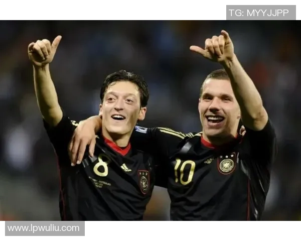 红发足球巨星的传奇之路 从球场到人气巅峰的多重蜕变