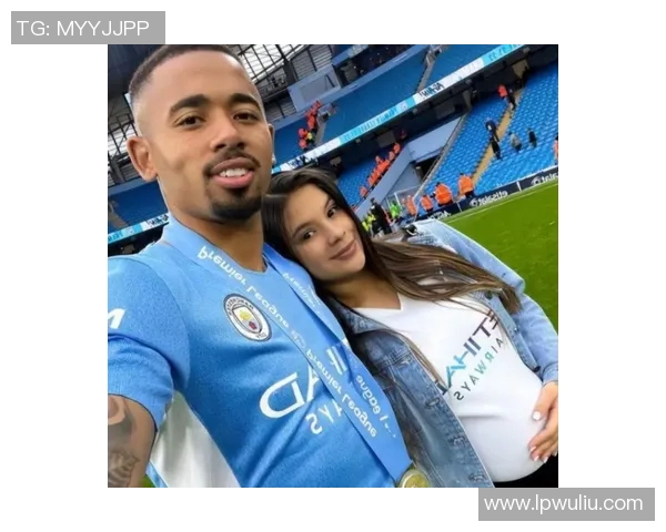 足球球星低颜值太太背后的故事与她们不为人知的坚持与支持