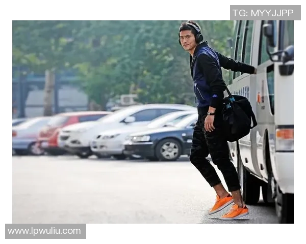 变装后更具魅力的足球明星们个性展示与时尚风采