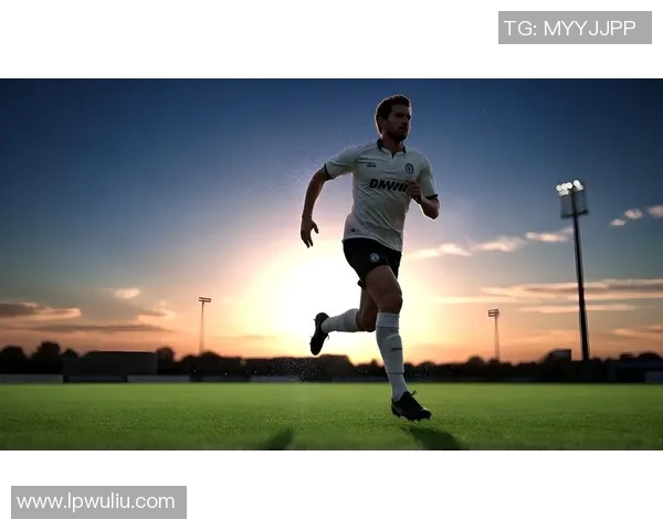 白寸头足球球星拼搏绿茵场展现速度力量与团队精神 白寸头足球球星拼搏绿茵场展现速度力量与团队精神